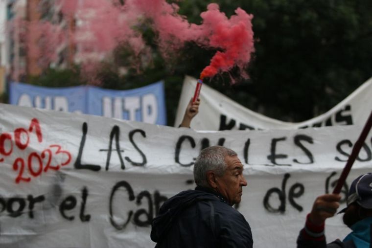 Manifestantes marchan en la capital cordobesa contra las medidas de Milei.