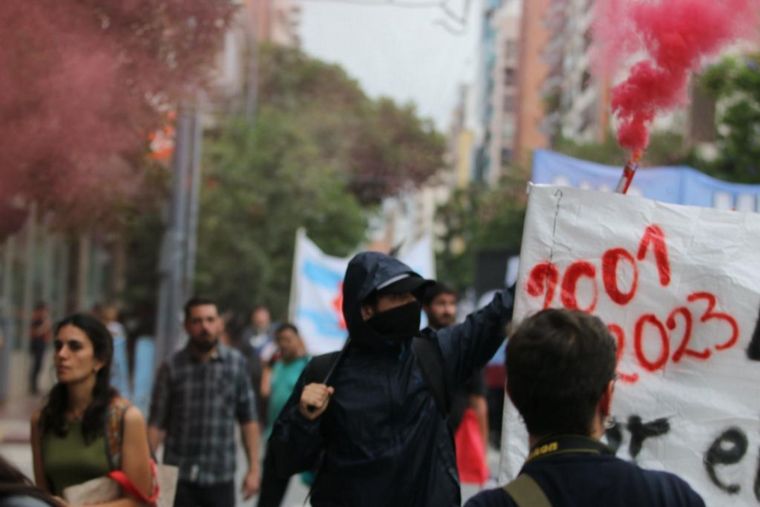 Manifestantes marchan en la capital cordobesa contra las medidas de Milei.