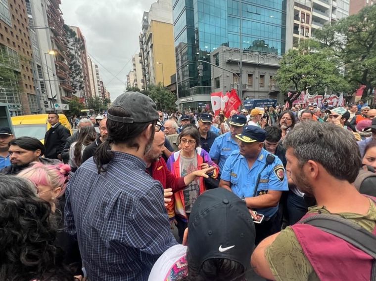 Manifestantes marchan en la capital cordobesa contra las medidas de Milei.