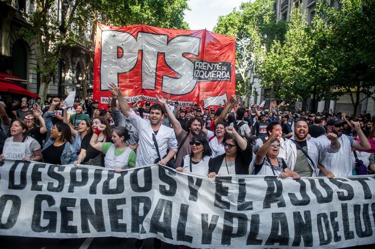 FOTO: En un marco de menor convocatoria terminó la marcha piquetera en Buenos Aires.