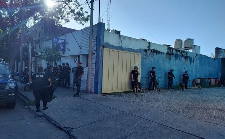 Despliegue policial en la seccional 21 tras la fuga de presos.