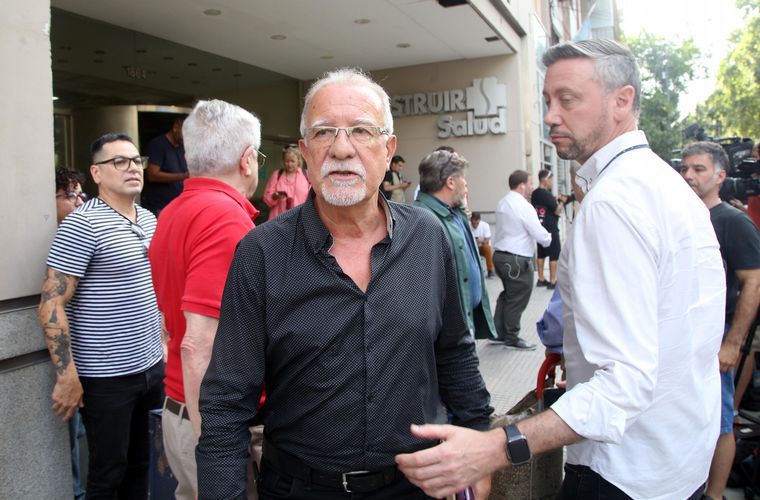 FOTO: Dirigentes sindicales llegan a la UOCRA para discutir los pasos a seguir. 