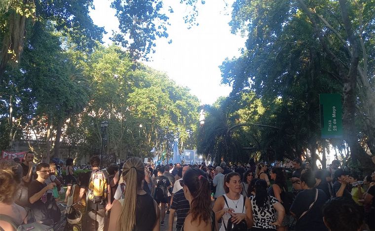 Manifestación en el centro de Rosario contra el mega decreto de Milei.