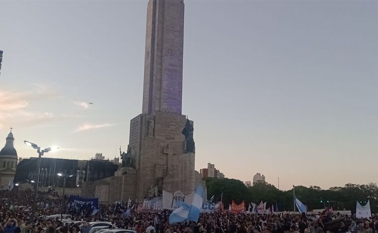 FOTO: Manifestación en el centro de Rosario contra el mega decreto de Milei.