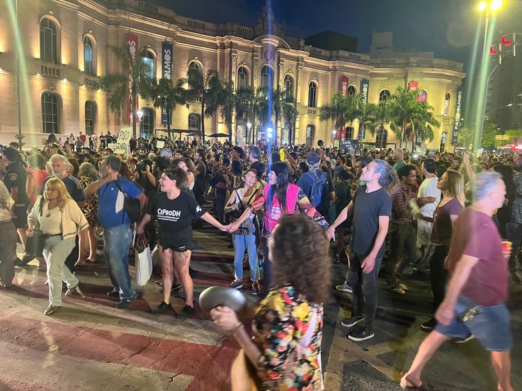 Cacerolazos de inquilinos en Córdoba y Santa Fe contra el megadecreto de Milei