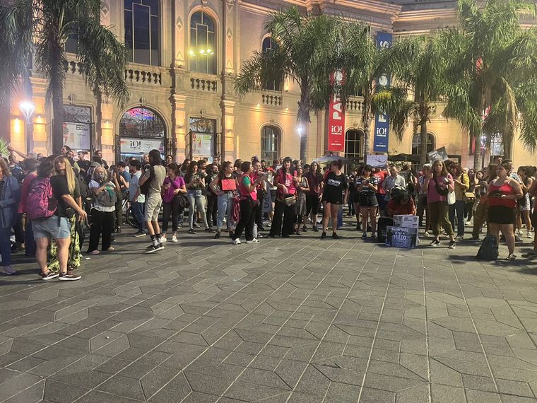 Cacerolazos de inquilinos en Córdoba y Santa Fe contra el megadecreto de Milei