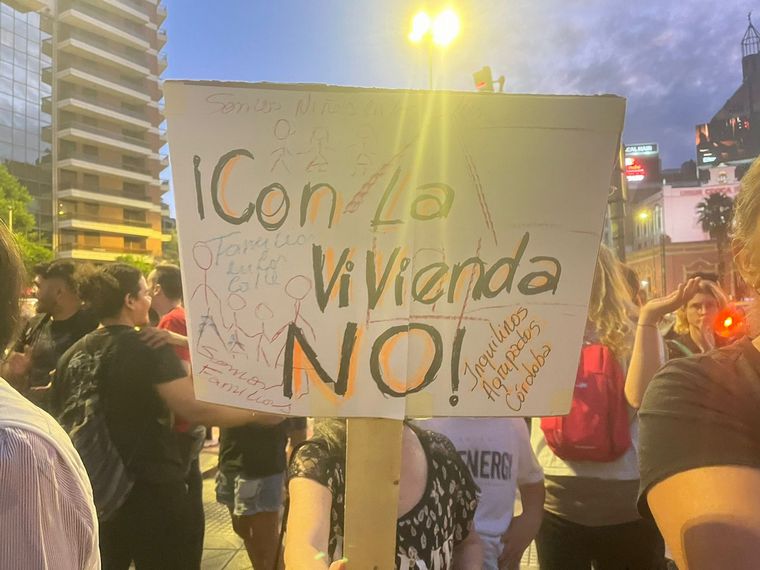 Cacerolazos de inquilinos en Córdoba y Santa Fe contra el megadecreto de Milei