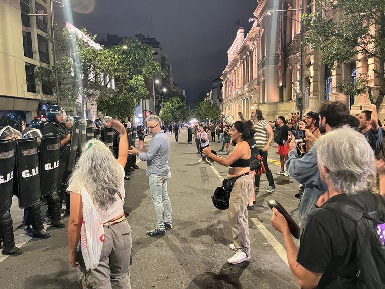 El clima de la protesta se enrareció y se produjeron disturbios en Córdoba capital. 