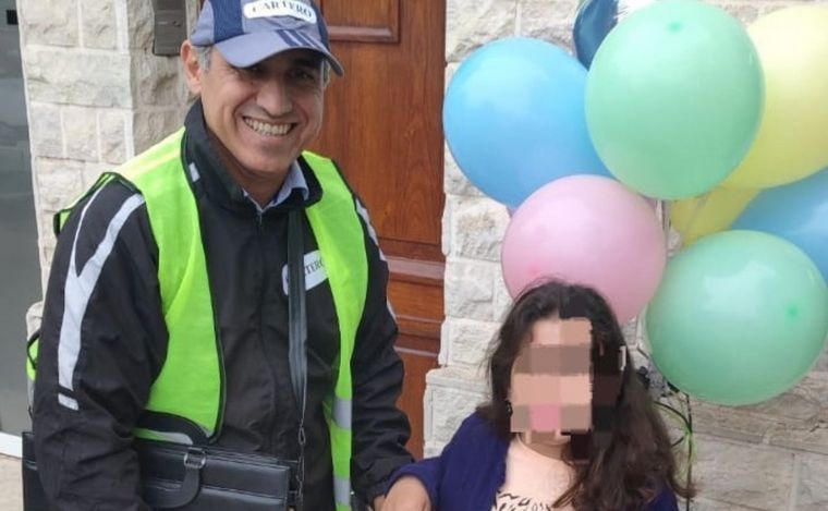 FOTO: El juez de Huinca Renanco se vistió de cartero y sorprendió a una niña adoptada