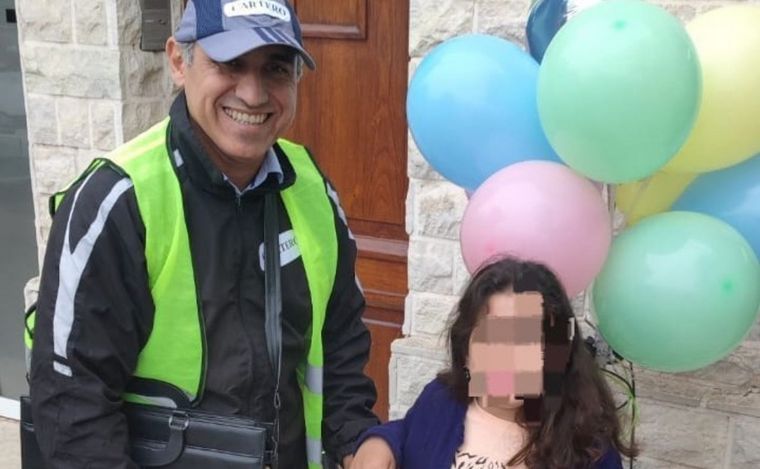 El juez de Huinca Renanco se vistió de cartero y sorprendió a una niña adoptada