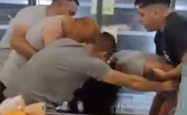 Dos mujeres pelearon por un trozo de carne. (Foto: Captura video)