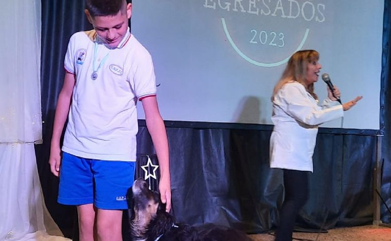 Negrita, tras recibir su premio en la escuela de Brinkmann. (Foto: gentileza)