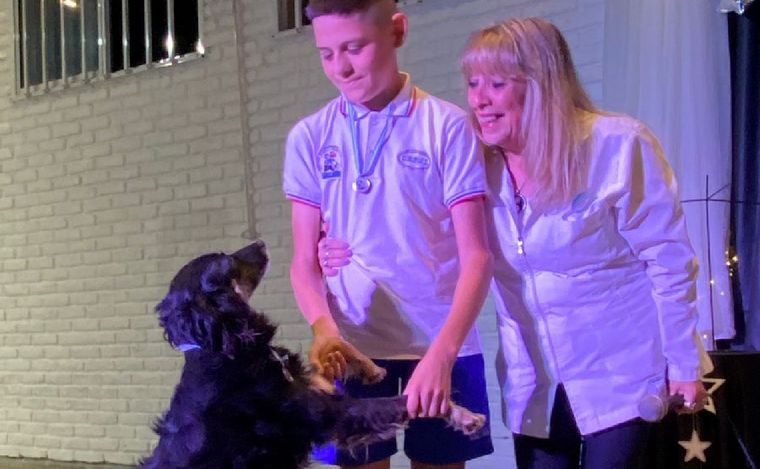 Negrita recibe su medalla en la Escuela Manuel Belgrano. (Foto: gentileza)