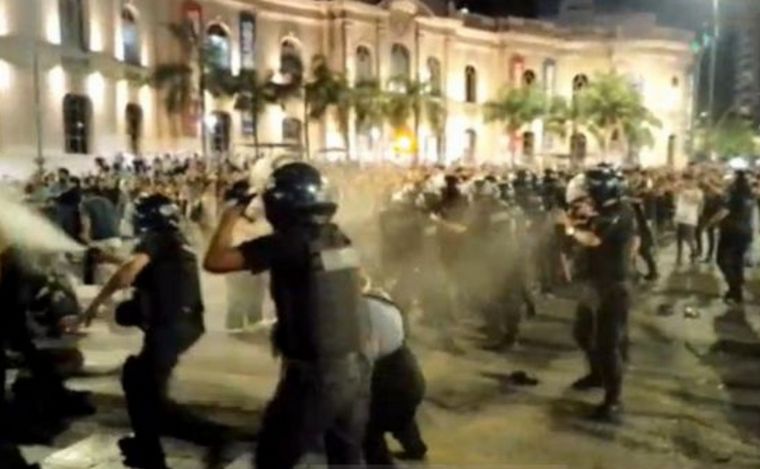 FOTO: La Policía reprimió a los manifestantes del cacerolazo en el Patio Olmos.