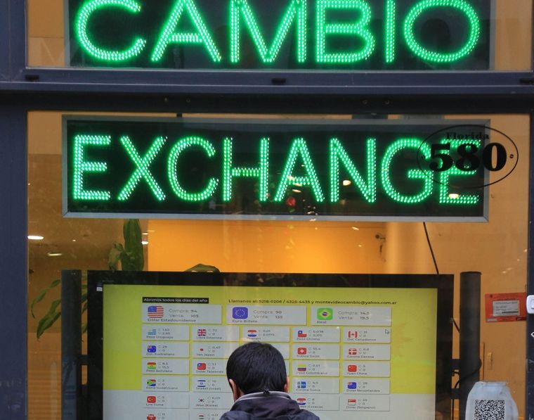 FOTO: El dólar blue se mantuvo estable y cerró la semana a 990 pesos.
