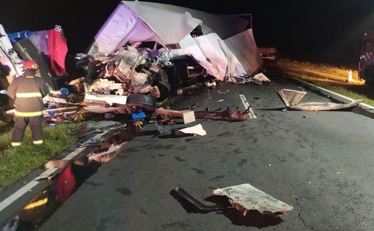 FOTO: Dos camiones chocaron en Vicuña Mackenna: ambos conductores murieron (Foto: Policía).