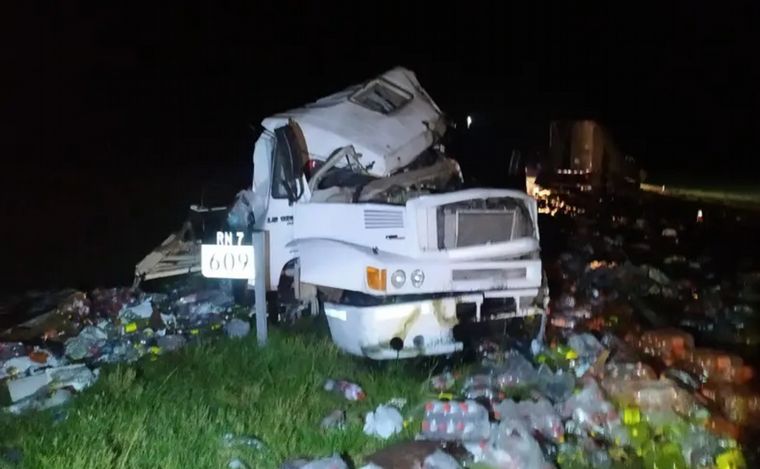 FOTO: Dos camiones chocaron en Vicuña Mackenna: ambos conductores murieron (Foto: Policía).