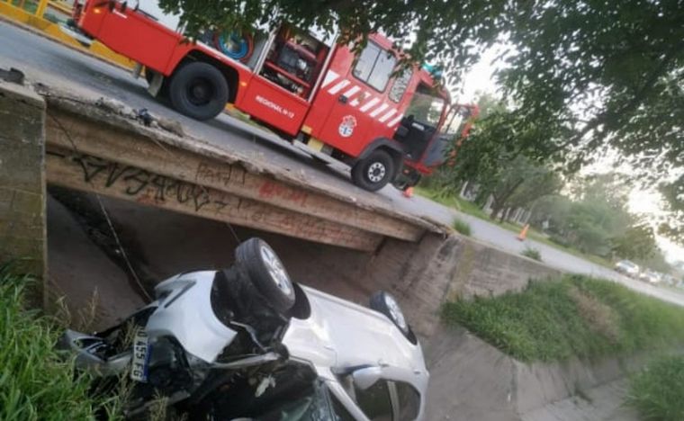 FOTO: Deán Funes: un auto chocó una baranda de un puente y cayó al canal derivador.