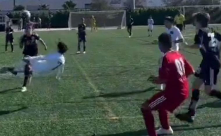 El momento del gol de chilena. (Foto: Captura video)