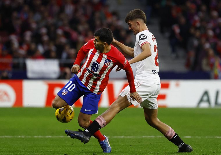 FOTO: Ángel Correa ante el Sevilla.