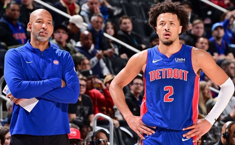 El técnico de Detroit Pistons, Monty Williams y la figura Cade Cunningham. (Twitter).