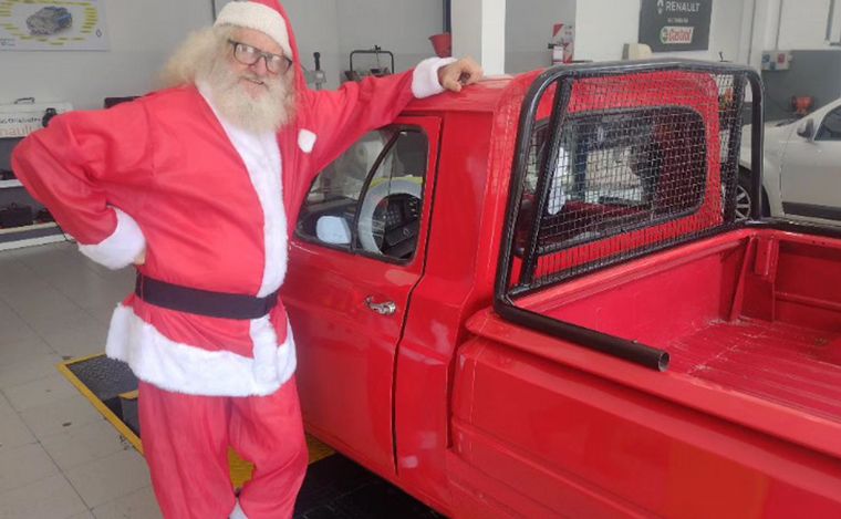 FOTO: “El Gaucho Noel de Traslasierras” que reparte felicidad en un Renault 4