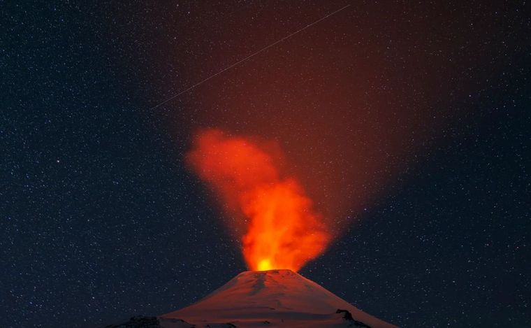 FOTO: El volcán Villarrica entró en mayor actividad esta semana. (Foto: NA)