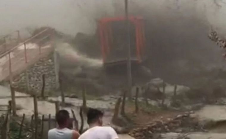 FOTO: Un alud arrasó un puente en Catamarca y dejó aislada una localidad. (captura).