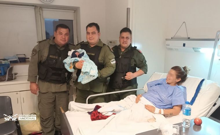 Los agentes ayudaron a llevar a la mujer hasta la maternidad.