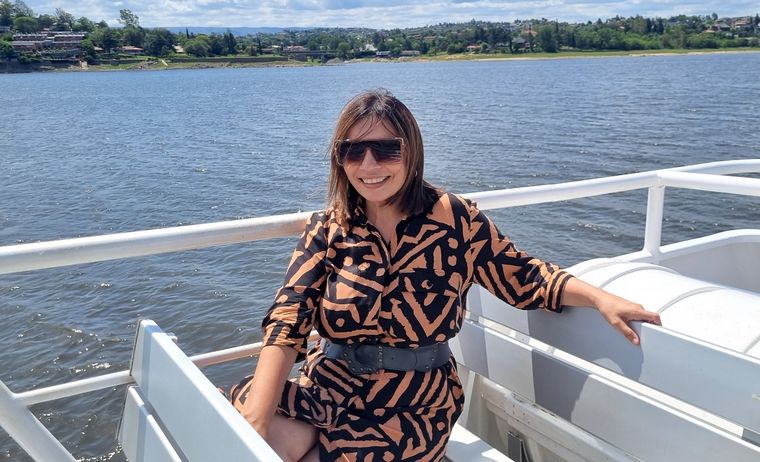 FOTO: Silvina Ledesma disfrutó un paseo en catamarán por el lago San Roque.