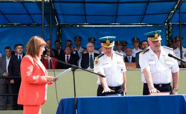 Patricia Bullrich toma juramento al jefe de la Policía Federal Argentina.