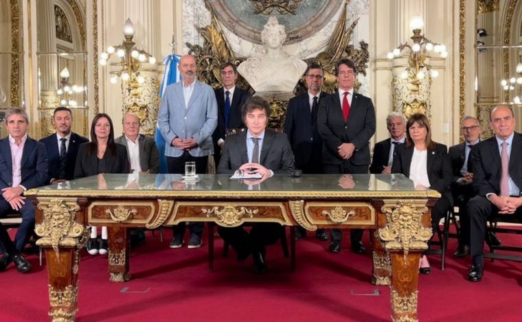 FOTO: Javier Milei y su gabinete al presentar el DNU.