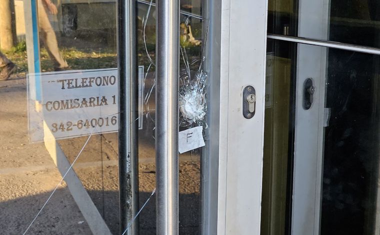Uno de los impactos de bala en el frente de la Comisaría 19.
