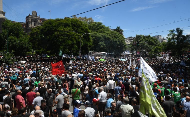 FOTO: Marcha del sindicalismo contra el DNU en Buenos Aires. (Foto: Télam)