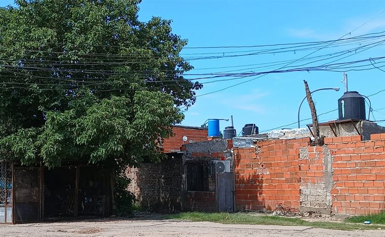 Rosario: hallan el cuerpo de una mujer asesinada y arrojada a un pozo ciego.