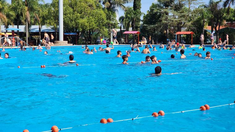 El trébol azul, un complejo de piletas para todas las edades en Colonia Tirolesa.