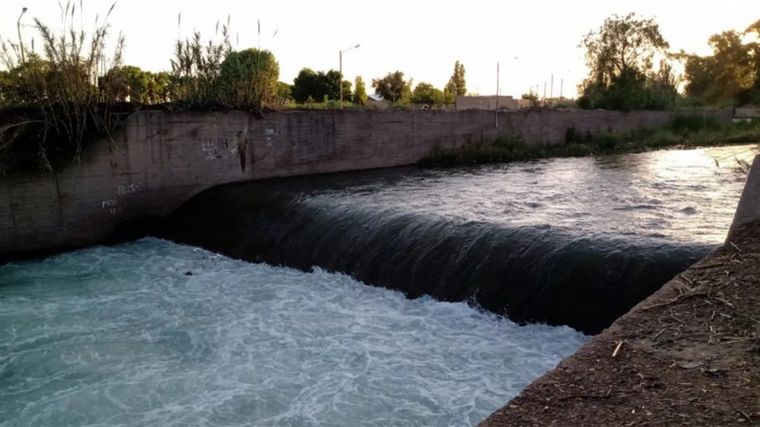 Búsqueda desesperada en Mendoza: cayó una menor en el canal Cacique Guaymallén