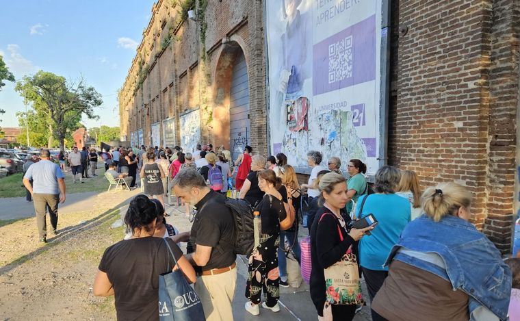 Una multitud espera por Leda.