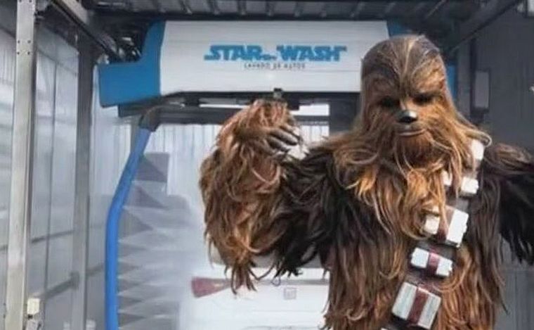 En Chile te lavan el auto y te entretienen.