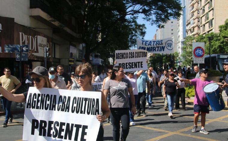 El SEP marcha por las calles de Córdoba. (Foto: Daniel Cáceres/Cadena 3)