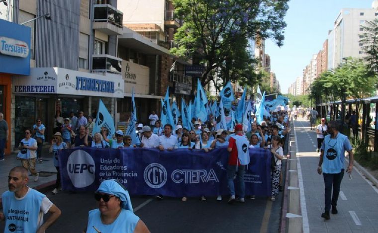 Marcha de la UEPC por las calles de Córdoba. (Foto: Daniel Cáceres/Cadena 3)