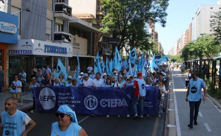 FOTO: Marcha de la UEPC por las calles de Córdoba. (Foto: Daniel Cáceres/Cadena 3)