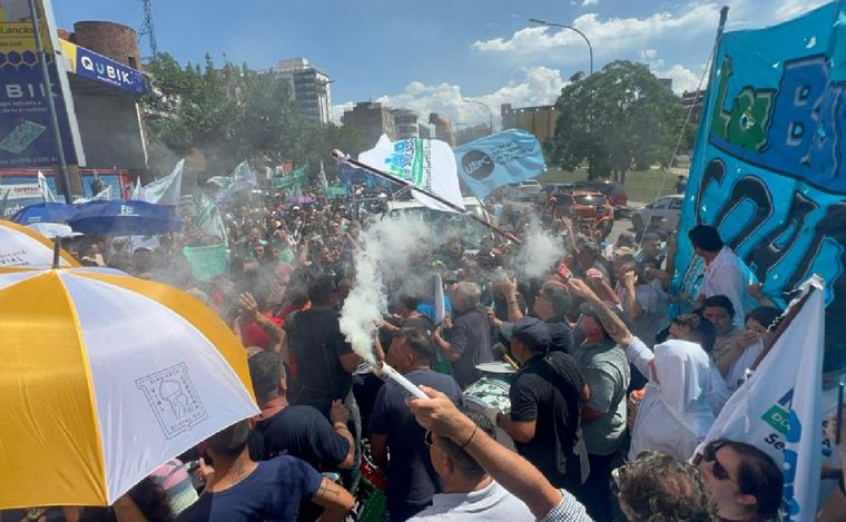Marcha de distintos gremios estatales en Córdoba. (Foto: Daniel Cáceres/Cadena 3)