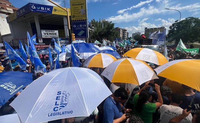 Marcha de distintos gremios estatales en Córdoba. (Foto: Daniel Cáceres/Cadena 3)