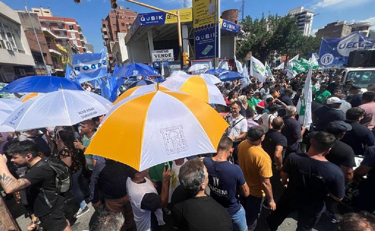 Marcha de distintos gremios estatales en Córdoba. (Foto: Daniel Cáceres/Cadena 3)