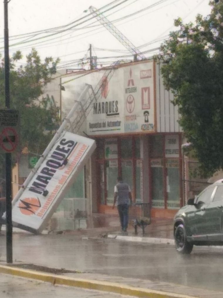 Fuertes ráfagas de viento provocaron destrozos y una persona lesionada 