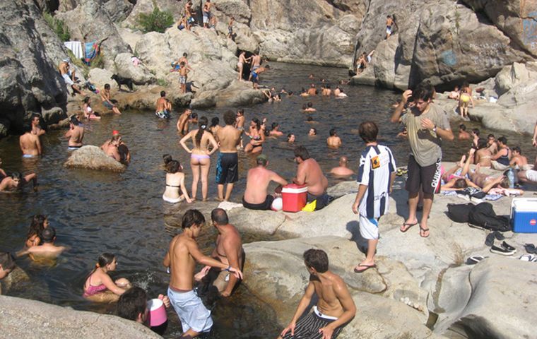 Un hombre murió al tirarse al agua en el balneario Nido del Águila (Foto ilustrativa)