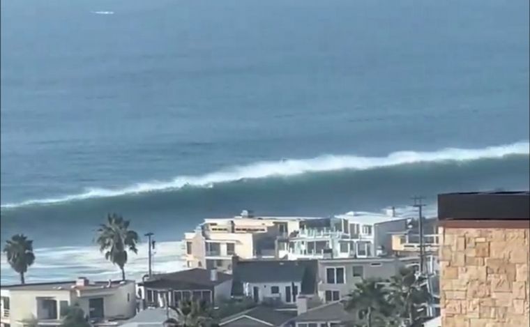 FOTO: Los meteorólogos habían advertido sobre las olas. (Foto: Captura video)
