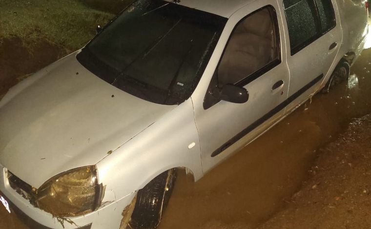 El auto que fue llevado por la correntada en Villa Allende.