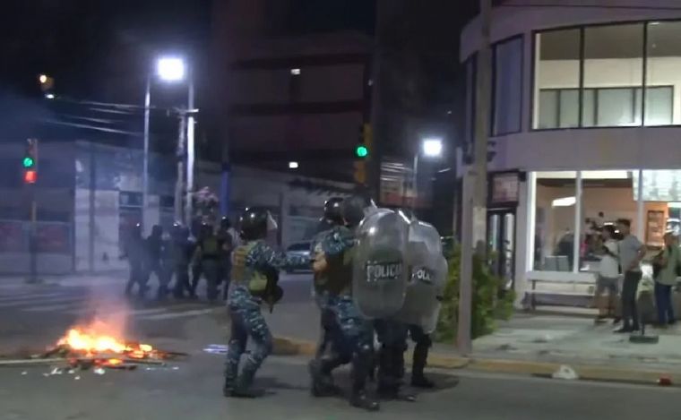 Tensión entre la Policía y manifestantes por el crimen de Tomás Tello. (Foto: NA)